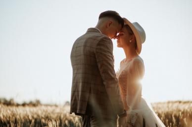 Couple photography in a field, the couple is kissing