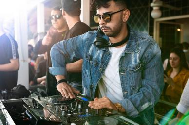 DJ