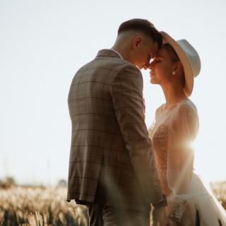 Couple photography in a field, the couple is kissing